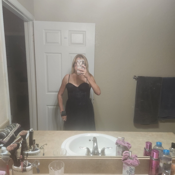 Lulu's "My darling black lace bustier midi dress" - Picture 7 of 9